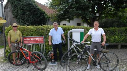 Bild: pop
Neueste Investition ist eine Fahrrad-Reparaturstation im Rathaus. Ebenso wie die E-Bike-Ladestation steht sie allen Radlern aus nah und fern zur Verfügung. Die drei Bürgermeister Martin Bauer, Peter Braun und Mathias Huger (von links) nehmen sie am Wochenende in Betrieb.