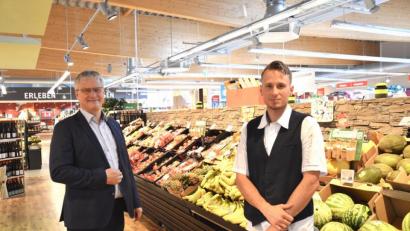 Bild: mia
Sorgen dafür, dass nicht nur junge Leute mit Top-Noten eine Chance im Berufsleben bekommen: Rewe-Kaufmann Andreas Schmid (rechts) aus Burglengenfeld und Markus Nitsch, Vorsitzender der Geschäftsführung bei der Agentur für Arbeit in Schwandorf.