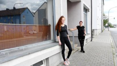 Archivbild: Gabi Schönberger
Sarah Bauer (links) und Anett Hartenstein vor dem für ihren Unverpackt-Laden gemieteten Ladenlokal in der Frauenrichter Straße.