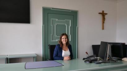 Bild: rti
Seit 1. August darf Janina Leinhäupl am Richtertisch Platz nehmen. Ihre erste Stelle als Richterin hat sie am Amtsgericht in Tirschenreuth angetreten