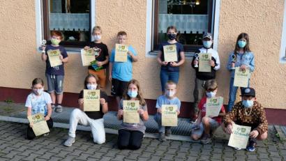 Bild: exb
Über Urkunden und Pokale freuen sich die Teilnehmer des Ferienprogramms im Schützenheim am Eichelberg.