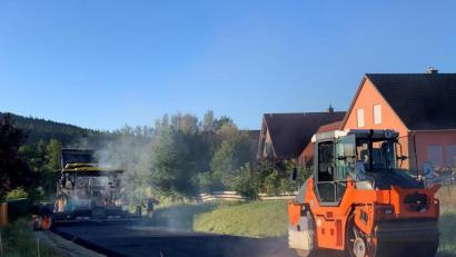 Bild: Matthias Bäumler/fph
Die Straßensanierung zwischen Waldershof und Walbenreuth kostet insgesamt rund 1,2 Millionen Euro.