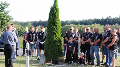Bild: jma
Die Steinfelser Motorradfreunde gedenken am Unfallort des Parksteiners Ralf Stenger. Er ist das einige Mitglied des Vereins, das tödlich verunglückt ist.