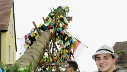 Archivbild: Hirsch
Wird in Fronberg wie auf diesem Archivbild in diesem Jahr ein Kirwabaum aufgestellt? Die Hauptversammlung des Vereins wird am Freitag darüber diskutieren.