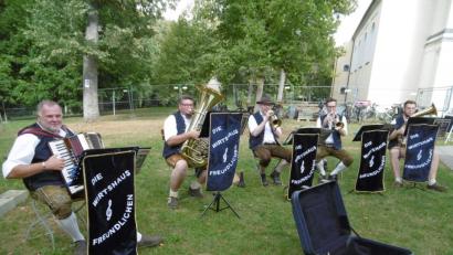 Bild: mma
Dem Quintett der „Wirtshausfreundlichen Musikanten“ hört man gern zu (von links): Thomas Fenk, Florian Kustner, Gunther Leipert, Jürgen Enderer und Erik Remhof.