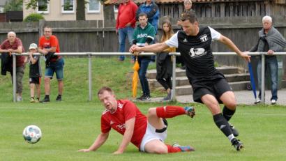 Archivbild: Gebert
Der TSV Konnersreuth liegt in der Kreisliga Süd als Tabellendritter aussichtsreich im Rennen. Das Bild zeigt eine Szene vom 3:0-Sieg der Konnersreuther (rechts Wolfgang Pötzl) bei der SG Mitterteich/Steinmühle (links Sebastian Käs).