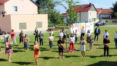 Bild: Kreisgeschäftsführer Sven Lehner/exb
Die ehemaligen Auszubildenden des Kreisverbandes Tirschenreuth im BRK mit dem BRK-Kreisvorsitzenden Frank Stahl (Zweiter von rechts), BRK-Kreisgeschäftsführer Holger Schedl (Fünfter von rechts) und ihren Praxisanleitern sowie den Ausbildern.