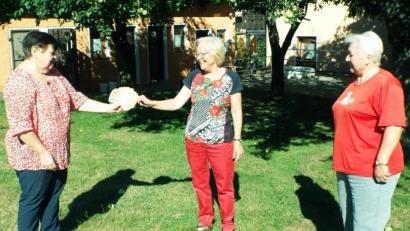 Bild: e
Die Kümmersbrucker Schnaus-Kirwa ist zwar ausgefallen, aber eine Spende von 1000 Euro an den Sozialdienst katholischer Frauen gibt es trotzdem (von links): Liesbeth Schnaus, Marianne Gutwein vom SkF und Marille Gramolla.