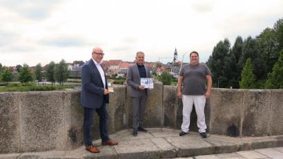 Bild: Stefan Malzer, Landkreis Tirschenreuth/exb
Die kostenlosen Beratungen starten wieder nach der Sommerpause am 3.September. Eine Anmeldung ist unbedingt erforderlich. Im Bild (von links) Matthias Rösch, Landrat Roland Grillmeier und Regionalmanager Florian Rüth.