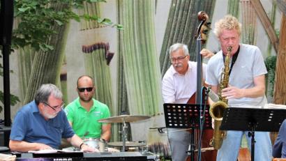 Bild: Williamson, Dagmar
"All Blues" von Miles Davis im Sechsachteltakt ist in ihrem Repertoire: Uli Wähner (Piano), Max Gellfart (Schlagzeug), Michael Scherer (Bass) und Markus Strobl (Saxophon) sind Leroy Liqueur.