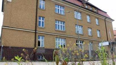Bild: spw
Verwaist und etwas verwildert steht das militärische Jugendstil-Schmuckstück da. Seit Frühjahr 2018 wartet die Leopoldkaserne in Amberg auf eine Nachnutzung.