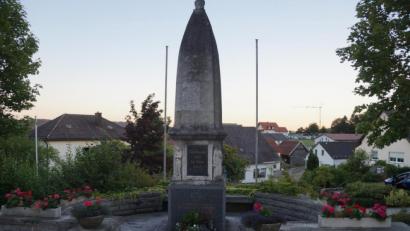 Bild: wel
Im Jahr 2023 besteht das Kriegerdenkmal 100 Jahre. Zu diesem Jubiläum soll die gepflegte, aber doch in die Jahre gekommene Anlage saniert sein.