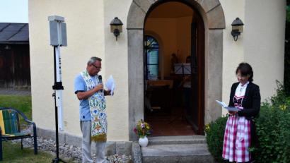 Bild: twg
Pfarrer Josef Waleszczuk feierte die Marienandacht in Trevesenhammer, rechts Kirchenpflegerin Gabi Hawranek