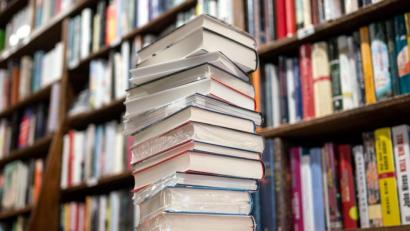 Symbolbild: Frank Rumpenhorst/dpa
Wer bekommt im Corona-Jahr den Deutschen Buchpreis?