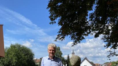 Bild: Eichl
Robert Lindner am Baimandl unterhalb des Rathauses. Der neue Bürgermeister von Floß mag den Blick von hier oben auf den Markt.
