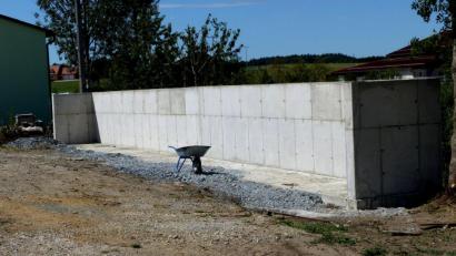 Bild: lgc
Was jetzt noch als Mauer zu erkennen ist, ist Grundlage für das neue Schüttgutlager des gemeindlichen Bauhofs in Schlammersdorf.