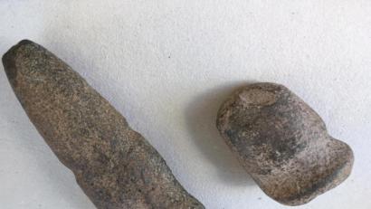 Bild: ihl
Der größere Rillenschlägel aus Diorit ist über 20 Zentimeter lang und wiegt 1,2 Kilogramm. Das kleinere Werkzeug ist knapp zehn Zentimeter lang uns wiegt etwas über einem Pfund. Markant sind die Rillen.