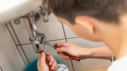 Symbolbild: Christin Klose/dpa-tmn
Die Polizei warnt vor Handwerkern, die ihre Arbeit zu besonders günstigen Preisen anbieten. Dabei könne es sich um Betrüger handeln, die entgegen ihrer Versprechen mangelhafte Leistung erbringen und Wucherrechnungen stellen.