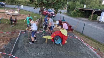 Bild:  Lukas Przetak
Ein Apfel sorgt für neues Spielevergnügen auf dem kinderfreundlichen Areal in der Schwarzenbacher Siedlung.