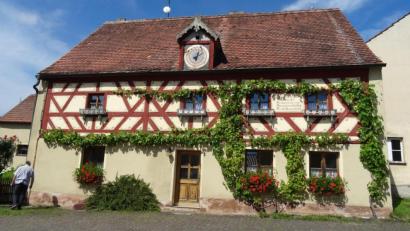 Bild: hka
Ein Blickfang in Riglashof, der Hahna-Hof mit seinem Fachwerk, seinem Bibelspruch und der ganz besonderen Uhr.