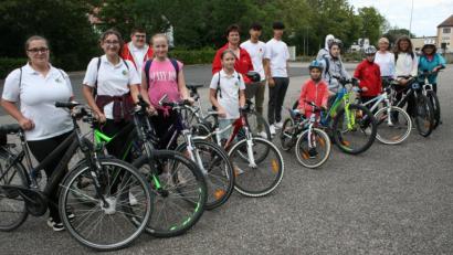 Bild: roh
Kinder und Begleiter schwangen sich aufs Fahrrad und machten sich auf zu einer rund zehn Kilometer langen Tour.