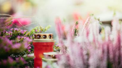 Symbolbild: Patrick Daxenbichler/stock.adobe.com
Was hilft gegen die Trauer um einen geliebten Menschen? Trauerbegleiterin Elke Burger aus Kemnath gibt bei Oberpfalz-Medien Tipps, was man für sich oder andere in Trauer tun kann.