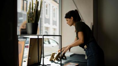 Bild: Dominik Lenz/exb
Design-Studentin Luisa Merkl gestaltet das Schaufenster eines Leerstands in der Herrnstraße 7.