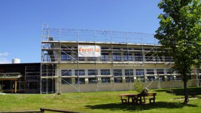 Bild: mmj
Maßnahmen zur Modernisierung und energetischer Sanierung laufen derzeit an der ehemaligen Weidinger Schule.