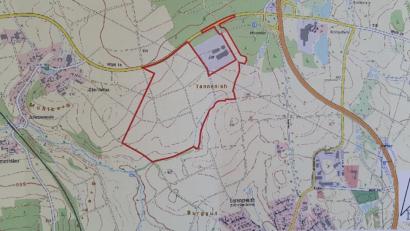 Grafik: Stadt Marktredwitz/exb
Ganz in Autobahnnähe, zwischen Thölau, Lorenzreuth und Rathaushütte, entsteht das neue Logistikzentrum südlich der Kreisstraße WUN 14 im Bereich der rot eingezeichneten Linie.