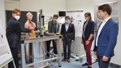 Bild: Bühner
Projektleiter OTH-Professor Ralf Ringler zeigt am Modell, welcher Schaden bei Nichteignung eines Implantats in der MRT-Untersuchung entstehen kann. Mit dabei die am Implantat-Projekt beteiligten Wissenschaftler (von links) Johannes Turnwald (OTH), Michael Gubitz (OTH), Finya Ketelsen (MR Comp) und Jakob Kreutner.