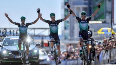 Bild: Hendrik Schmidt
Andreas Schillinger (von links) mit seinen Teamkollegen Maximilian Schachmann und Markus Burkhardt beim Dreifachsieg zur Deutschen Meisterschaft auf dem Sachsenring 2019. Die beiden anderen gehören bereits zum Tour-Aufgebot. Schillinger könnte nun nachrücken.