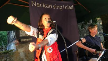 Bild: glb
„Sani“ heißt ein Song von „Nackad sin I niad“. Carola gibt ihn mit vollem Körpereinsatz zum Besten, während Daniela den Zollstock am Arm auf eineinhalb Meter Distanz gestellt hat.