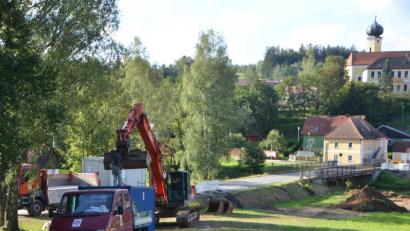 Bild: dob
Im Pfreimdtal wird mächtig gebaut. Als erste Maßnahme fällt die marode Brücke dem Bagger zum Opfer. Die Vorarbeiten laufen bereits.