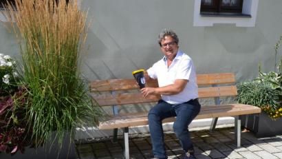 Bild: spi
So kann der erste Schultag, äh Arbeitstag, ja nur gelingen. Zum Amtsantritt vor circa 100 Tagen bekommt Bürgermeister Bernhard Stangl von seiner Familie eine Schultüte mit dem Pressather Stadtwappen. Das Geschenk hält er seitdem in Ehren.