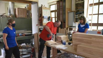 Bild: Tobias Schwarzmeier
Ein Profihandwerker wie Ingolf Miny (mit Verena Bauer und Nicole Merbald, von links) braucht nur Minuten, um aus dem Bausatz das Fledermaus-Haus zusammenzubauen. Aber auch für ungeübte Handwerker ist das problemlos zu schaffen, versichert er.