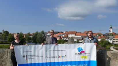 Bild: Landratsamt Tirschenreuth/exb
Theresia Kunz (Mitte) und Jonas Prauschke fungieren als neues Sprecherteam bei "Demokratie leben!". Darüber freut sich Jennifer Scheffler von der Koordinierungs- und Fachstelle der Partnerschaft für Demokratie im Landkreis Tirschenreuth.