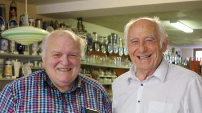 Bild: bk
Professor Kurt Seibert (links), der frühere Initiator der Weidener Max-reger-Tage, sieht sich mit mit Alfons Bösl in dessen Kaltenbrunner Heimatmuseumum.