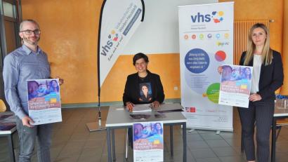 Bild: Bühner
Einzelheiten des neuen Kooperationsprojekts Sprach- und Kulturvermittler erläutern (von links) Kevin Fischer, Bildungskoordinator der Stadt Weiden; Tanja Fichtner, Pädagogische Leitung Projekte der VHS Weiden-Neustadt und Karin Weinbeck vom Bildungsteam des Landkreises Neustadt/WN.