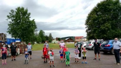 Bild: fjo
An der Fußball-Olympiade beteiligen sich neun Kinder, die von Vorsitzendem Alfred Sauer (Zweiter von links) und Bürgermeister Markus Bauriedl (rechts) Preise bekommen.
