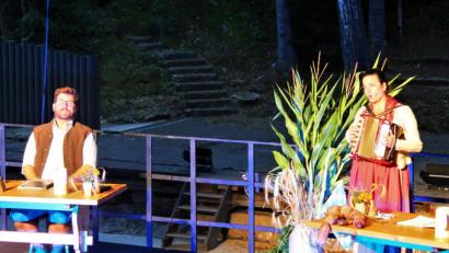 Bild: stg
Franz Josef Strohmeier und Maria Hafner servierten den Luisenburg-Besuchern einen „kraftbayrischen“ Cocktail.