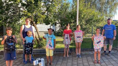 Bild: nza
In zwei Nachmittagskursen brachte Schneiderin Claudia Zeitler (Zweite von links) den Kindern das Nähen an der Nähmaschine bei.