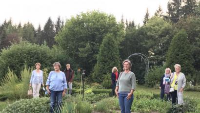 Bild: soj
Die Teilnehmerinnen im Kräutergarten.