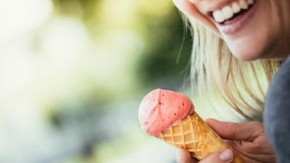 Bild: Patrick Daxenbichler - stock.adobe.com
Schlecken Sie sich doch einfach glücklich. Besonders gut gelingt das übrigens mit Vanilleeis.