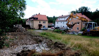 Bild: le
Mit dem Abbruch der Nebengebäude beginnen in der Floßleite die Bauarbeiten für den Neubau von zehn barrrierefreien Mietwohnungen der Baugenossenschaft Eigenheim.