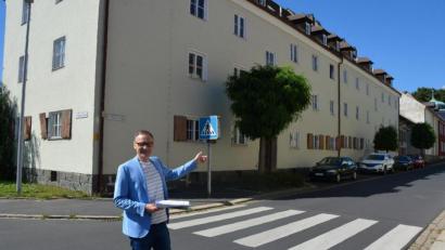 Bild: jr
Bürgermeister Bernd Sommer zeigt auf den Gebäudekomplex, der Mitte kommenden Jahres abgerissen werden soll. Entstehen soll ein Neubau mit 25 bis 30 modernen Mietwohnungen.