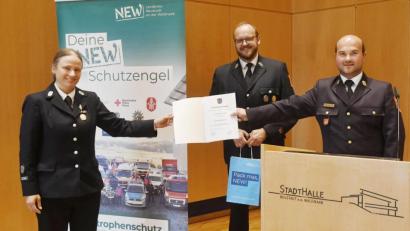 Bild: Gabi Schönberger
Eine Ernennung auf Abstand: Unter Einhaltung der Coronaregeln ernannte Kreisbrandrat Marco Saller (rechts) Carola Adam zur neuen Kreisbrandmeisterin im Kreisfeuerwehrverband Neustadt/WN. Auch Landrat Andreas Meier überbrachte Glückwünsche.