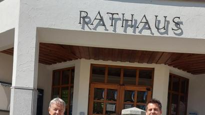 Bild: Hauer/exb
MdL Joachim Hanisch (links) traf sich mit dem neuen Oberviechtacher Bürgermeister Rudolf J. Teplitzky zum Antrittsgespräch im Rathaus.