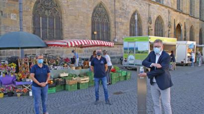 Bild: Ina Bogner, Stadt Amberg/exb
Oberbürgermeister Michael Cerny geht mit gutem Beispiel voran: Er nutzt mit Amtsleiterin Elisabeth Keck (links) und Lothar Thumbeck (Mitte) vom Amt für Ordnung und Umwelt den Desinfektionsspender auf dem Amberger Marktplatz.