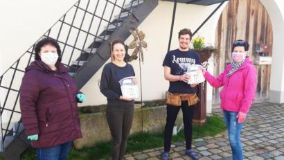 Bild: Anita Schwaiger
Masken, Einmalhandschuhe und Desinfektionsmittel haben Ursula Kass und Inge Schrott von der Nachbarschaftshilfe Fensterbach überreicht.