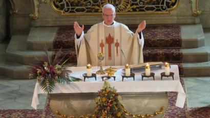 Bild: jzk
„Wir brauchen viel Mut in dieser schwierigen Zeit“ betonte Pater Joachim Richter beim Gottesdienst in der Stadtpfarrkirche.